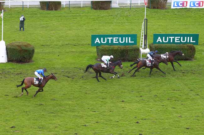 Photo d'arrivée de la course pmu PRIX KARCIMONT à AUTEUIL le Dimanche 4 mars 2018
