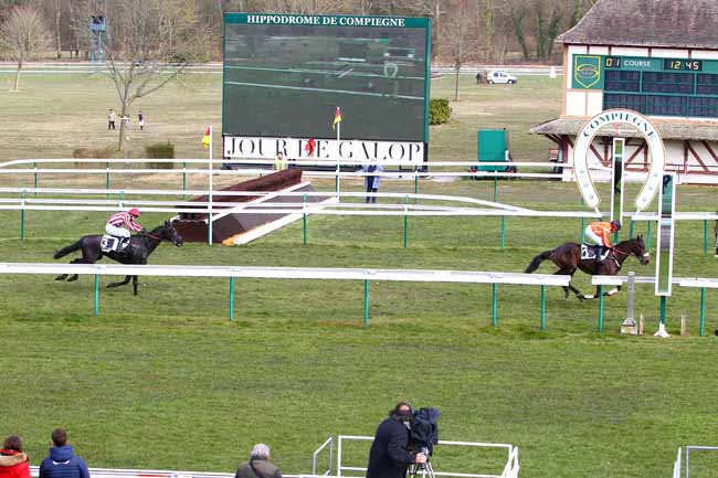 Photo d'arrivée de la course pmu PRIX AVRANCHIN à COMPIEGNE le Lundi 5 mars 2018