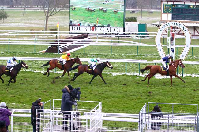 Photo d'arrivée de la course pmu PRIX CARREFOUR DU ROND CAPITAINE à COMPIEGNE le Lundi 19 mars 2018