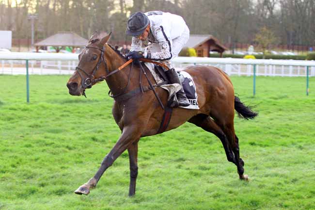 Photo d'arrivée de la course pmu PRIX DE DINARD à COMPIEGNE le Mardi 3 avril 2018