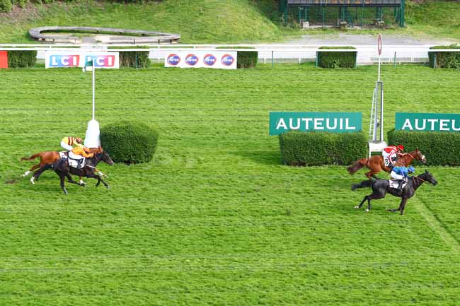 Photo d'arrivée de la course pmu PRIX ANDRE BOINGNERES à AUTEUIL le Dimanche 22 avril 2018