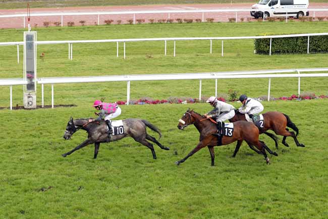 Photo d'arrivée de la course pmu PRIX DE LA VILLE DU BOUSCAT à BORDEAUX-LE BOUSCAT le Lundi 30 avril 2018