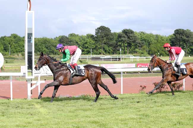 Photo d'arrivée de la course pmu PRIX DE PAREMPUYRE à BORDEAUX-LE BOUSCAT le Lundi 30 avril 2018