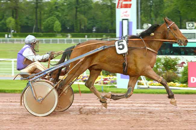 Photo d'arrivée de la course pmu PRIX DES BATIGNOLLES à ENGHIEN le Lundi 30 avril 2018