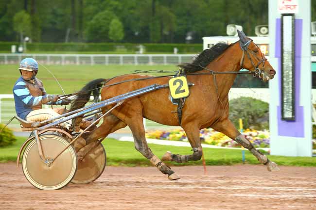 Photo d'arrivée de la course pmu PRIX DU PONT ALEXANDRE III à ENGHIEN le Lundi 30 avril 2018