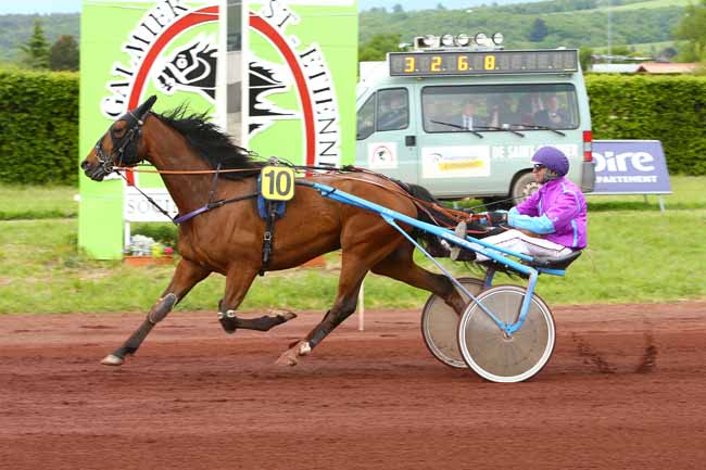 Photo d'arrivée de la course pmu PRIX DE LA VILLE DE SAINT-GALMIER à SAINT GALMIER le Mercredi 2 mai 2018
