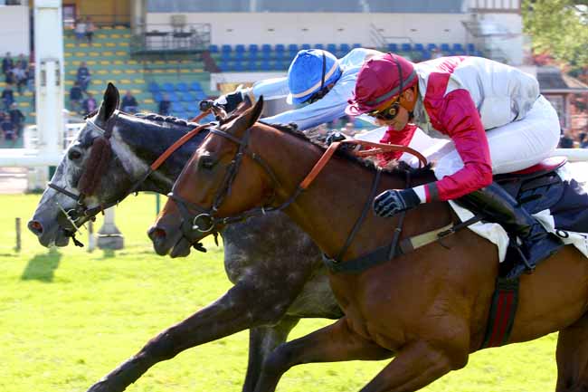 Photo d'arrivée de la course pmu PRIX QUOMODO à COMPIEGNE le Vendredi 4 mai 2018