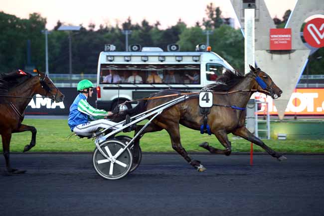 Photo d'arrivée de la course pmu PRIX FAMA à PARIS-VINCENNES le Mardi 8 mai 2018