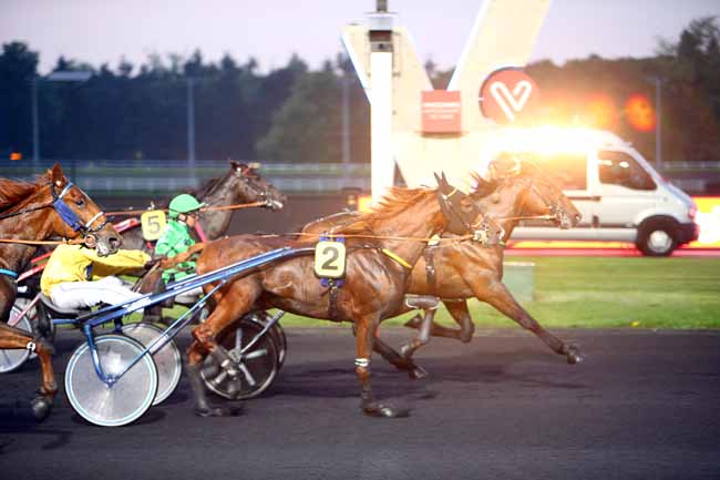 Photo d'arrivée de la course pmu PRIX HESPERIA à PARIS-VINCENNES le Mardi 15 mai 2018