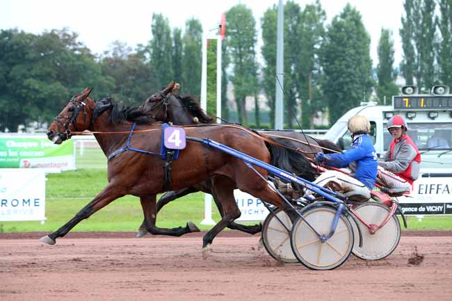 Photo d'arrivée de la course pmu PRIX DE GROSBOIS à VICHY le Mardi 5 juin 2018