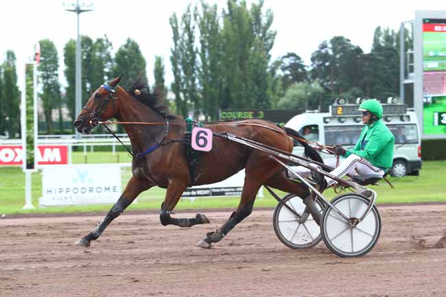 Photo d'arrivée de la course pmu PRIX DES PARCS D'ALLIER à VICHY le Lundi 18 juin 2018