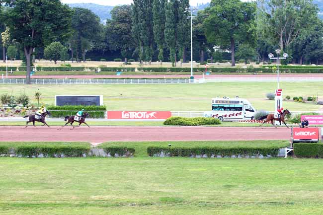 Photo d'arrivée de la course pmu PRIX DE LA PLACE DES VICTOIRES à ENGHIEN le Samedi 30 juin 2018