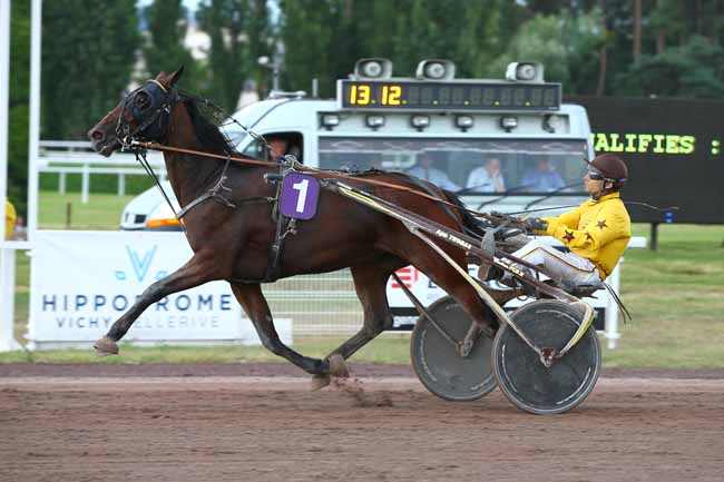 Photo d'arrivée de la course pmu PRIX DE LA SOCIETE DU CHEVAL FRANCAIS à VICHY le Mercredi 4 juillet 2018