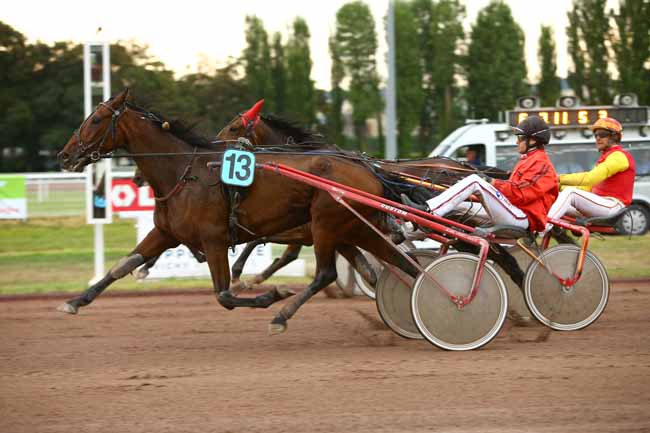 Photo d'arrivée de la course pmu PRIX DES VANS THEAULT à VICHY le Mercredi 4 juillet 2018