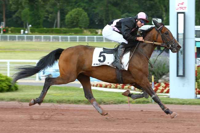 Photo d'arrivée de la course pmu PRIX DE LA PLACE SAINT-AUGUSTIN à ENGHIEN le Jeudi 5 juillet 2018