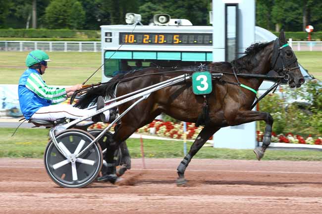 Photo d'arrivée de la course pmu PRIX DE MENILMONTANT à ENGHIEN le Jeudi 5 juillet 2018
