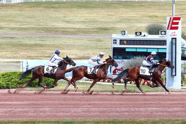 Photo d'arrivée de la course pmu PRIX DE LA PLACE DAUPHINE à ENGHIEN le Mercredi 25 juillet 2018