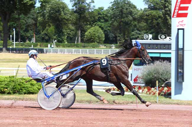 Photo d'arrivée de la course pmu PRIX DU ROULE à ENGHIEN le Samedi 28 juillet 2018