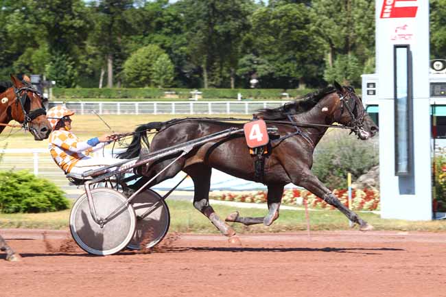 Photo d'arrivée de la course pmu PRIX DE LA BOURSE à ENGHIEN le Samedi 28 juillet 2018