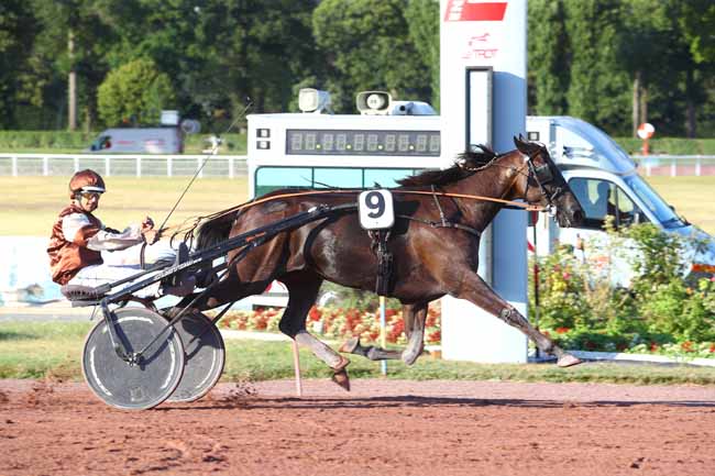 Photo d'arrivée de la course pmu PRIX DE CARNAC à ENGHIEN le Samedi 4 août 2018