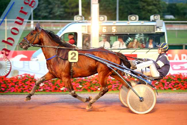Photo d'arrivée de la course pmu PRIX DES LISERONS à CABOURG le Vendredi 10 août 2018
