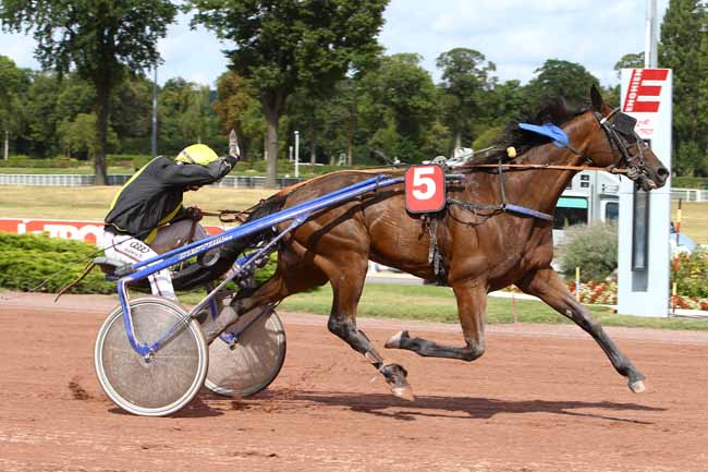 Photo d'arrivée de la course pmu PRIX DE L'HOTEL DE VILLE à ENGHIEN le Samedi 11 août 2018