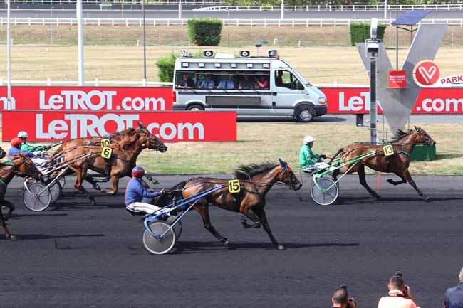Photo d'arrivée de la course pmu PRIX DE CHARTRES à PARIS-VINCENNES le Lundi 27 août 2018