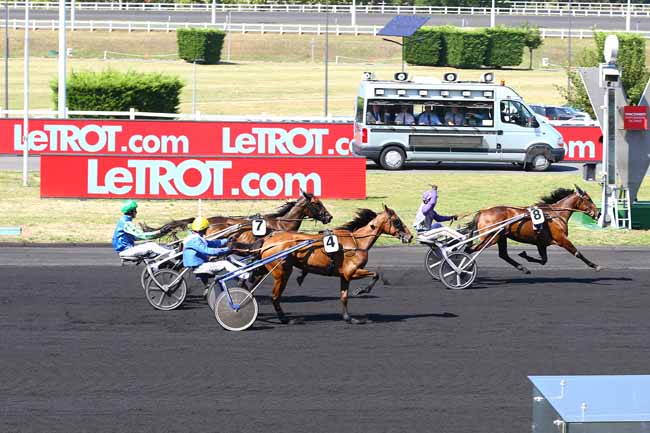 Photo d'arrivée de la course pmu PRIX URANIE à PARIS-VINCENNES le Samedi 1 septembre 2018