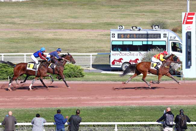 Photo d'arrivée de la course pmu PRIX DE PRADELLES à ENGHIEN le Lundi 8 octobre 2018