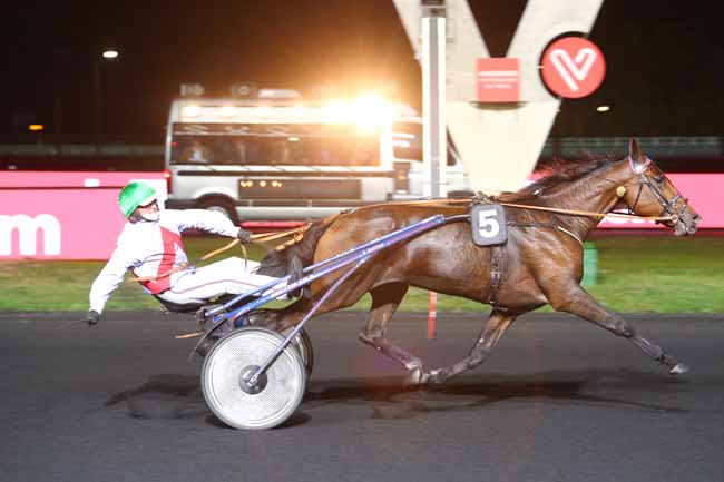 Photo d'arrivée de la course pmu PRIX DAPHNE à PARIS-VINCENNES le Mardi 9 octobre 2018