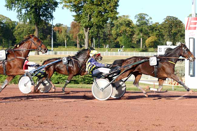 Photo d'arrivée de la course pmu PRIX DE PASSY (GR A) à ENGHIEN le Mercredi 10 octobre 2018