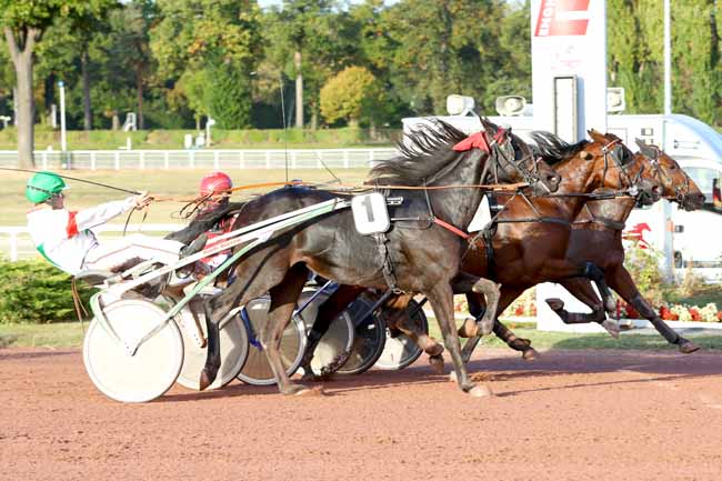 Photo d'arrivée de la course pmu PRIX DE PASSY (GR B) à ENGHIEN le Mercredi 10 octobre 2018