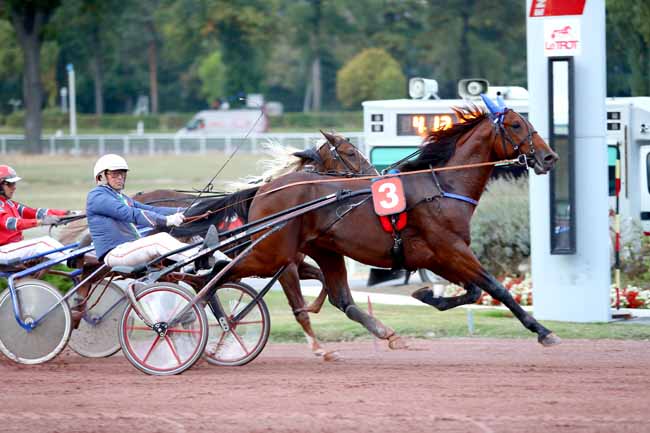 Photo d'arrivée de la course pmu PRIX DE LA PORTE DE CHATILLON à ENGHIEN le Mercredi 10 octobre 2018