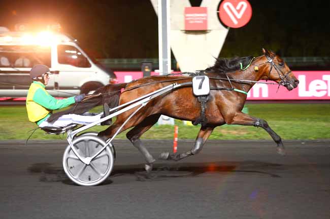Photo d'arrivée de la course pmu CHAMPIONNAT EUROPEEN DES 3 ANS à PARIS-VINCENNES le Vendredi 12 octobre 2018