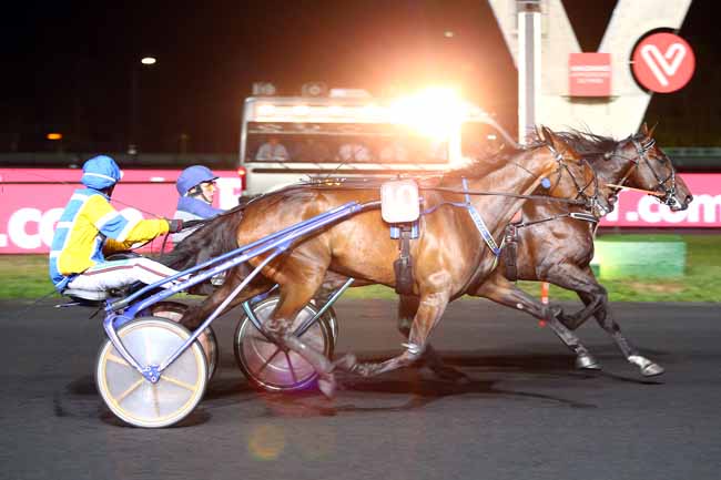 Photo d'arrivée de la course pmu GRAND PRIX DE L'UET à PARIS-VINCENNES le Vendredi 12 octobre 2018