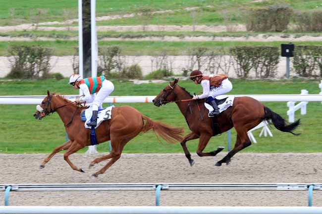 Photo d'arrivée de la course pmu PRIX DE PUTANGES à DEAUVILLE le Jeudi 25 octobre 2018