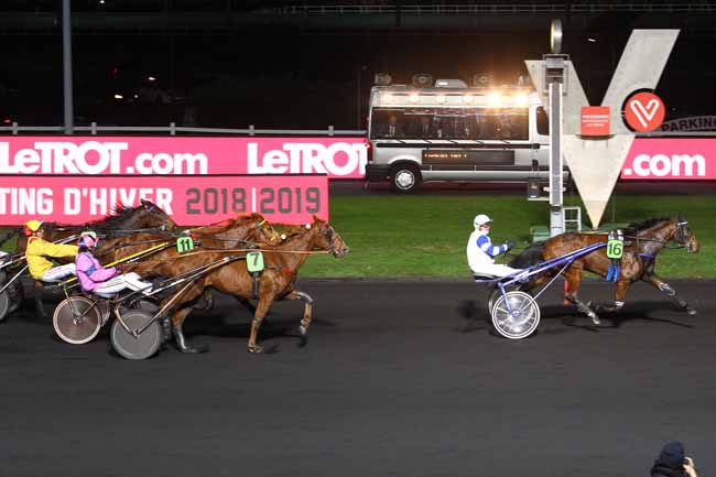 Photo d'arrivée de la course pmu PRIX D'AZAY-LE-RIDEAU à PARIS-VINCENNES le Dimanche 18 novembre 2018