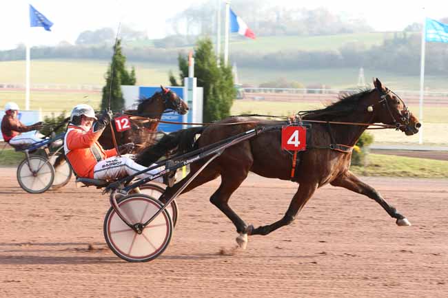 Photo d'arrivée de la course pmu PRIX LE WEEK-END DE NEUFCHATEL-EN-BRAY à MAUQUENCHY le Mercredi 21 novembre 2018