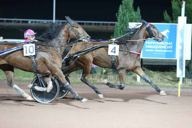 Photo d'arrivée de la course pmu PRIX WWW.COURSESCHEVAUX.FR (GR B) à MAUQUENCHY le Mercredi 21 novembre 2018
