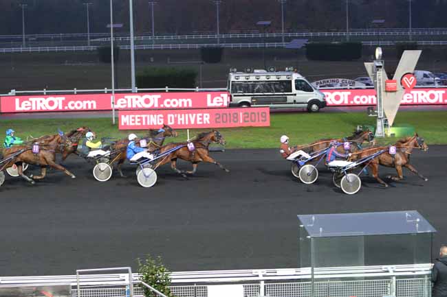 Photo d'arrivée de la course pmu PRIX DE BAZAS à PARIS-VINCENNES le Jeudi 22 novembre 2018