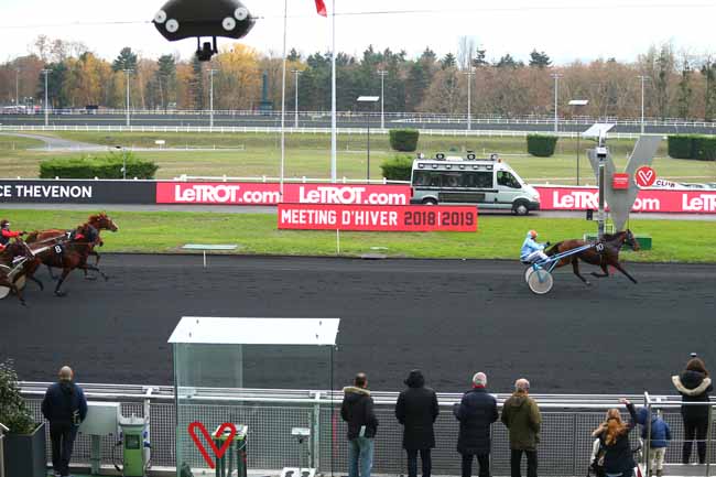 Photo d'arrivée de la course pmu PRIX MAURICE THEVENON à PARIS-VINCENNES le Samedi 24 novembre 2018