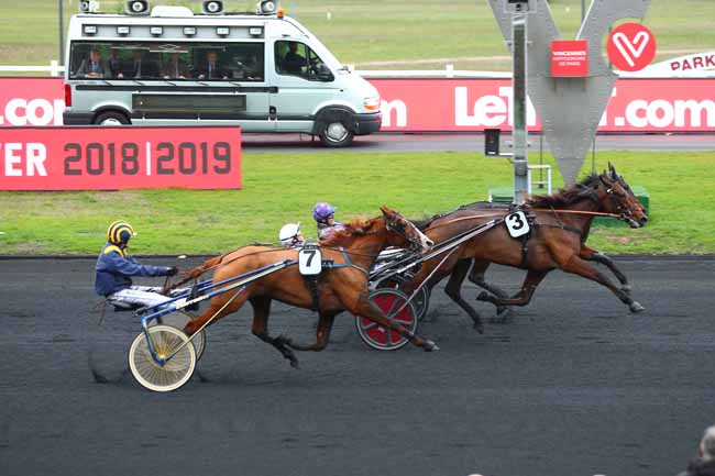 Photo d'arrivée de la course pmu PRIX ANNICK DREUX - CRITERIUM DES POULICHES à PARIS-VINCENNES le Samedi 24 novembre 2018