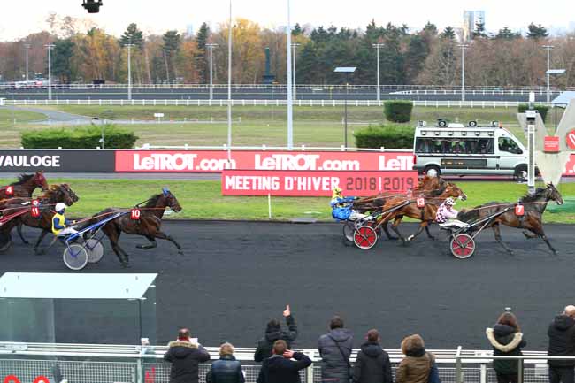 Photo d'arrivée de la course pmu PRIX JACQUES DE VAULOGE à PARIS-VINCENNES le Samedi 24 novembre 2018