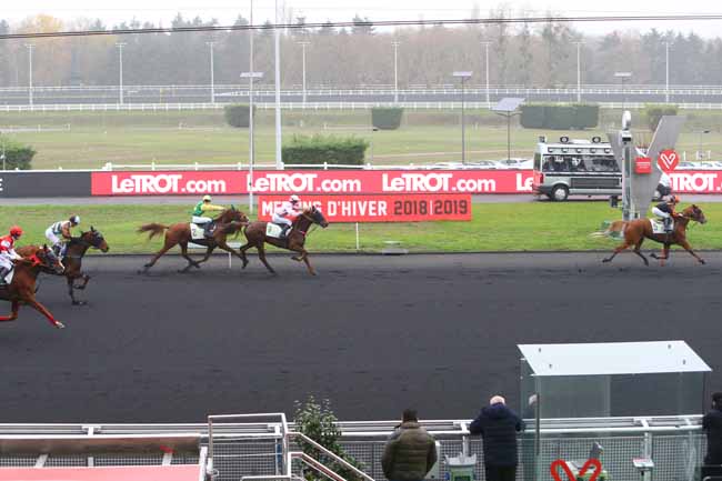 Photo d'arrivée de la course pmu PRIX DE LA CLAYETTE à PARIS-VINCENNES le Lundi 26 novembre 2018
