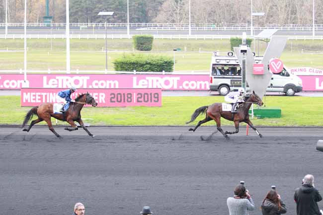Photo d'arrivée de la course pmu PRIX DE GRENOBLE à PARIS-VINCENNES le Mercredi 28 novembre 2018