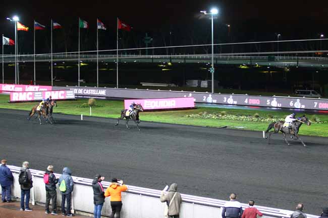 Photo d'arrivée de la course pmu PRIX DE CASTELLANE à PARIS-VINCENNES le Samedi 1 décembre 2018