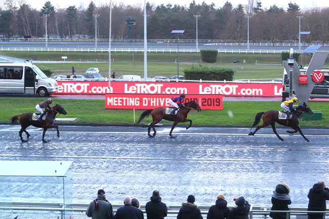 Photo d'arrivée de la course pmu PRIX DE ROCROI à PARIS-VINCENNES le Dimanche 9 décembre 2018
