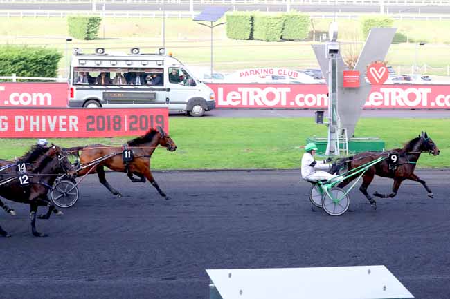 Photo d'arrivée de la course pmu PRIX DES JACINTHES à PARIS-VINCENNES le Lundi 10 décembre 2018