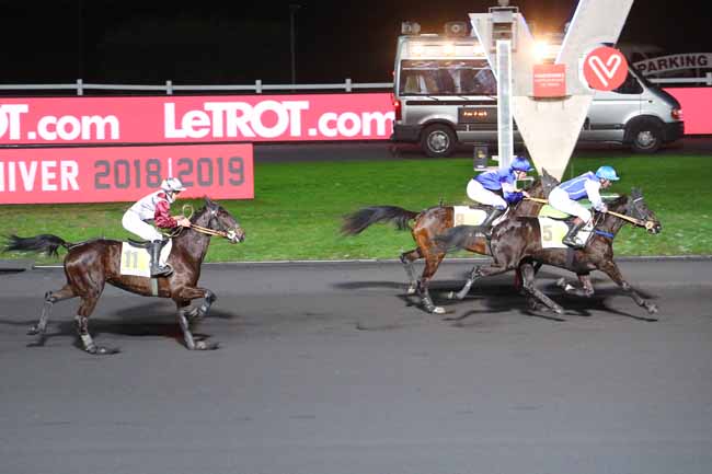 Photo d'arrivée de la course pmu PRIX DE VALDAMPIERRE à PARIS-VINCENNES le Vendredi 14 décembre 2018