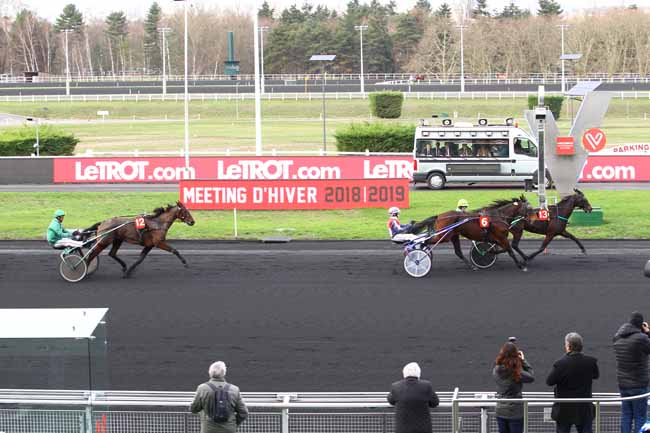 Photo d'arrivée de la course pmu PRIX DE FOS-SUR-MER à PARIS-VINCENNES le Mardi 18 décembre 2018